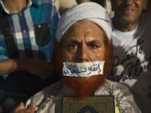 Un militant pro-Morsi au Caire, le 1er août 2013. Sur sa bouche, un bandeau au slogan «Coup d'Etat militaire». AFP PHOTO / KHALED DESOUKI