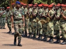 Le commandant de la Fomac, Jean-Félix Akaga, passe ses troupes en revue à Bangui. AFP PHOTO/ SIA KAMBOU