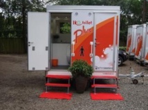 Des toilettes mobiles, des Ikotoilets, conçues par Ecotact. http://ecotact.org