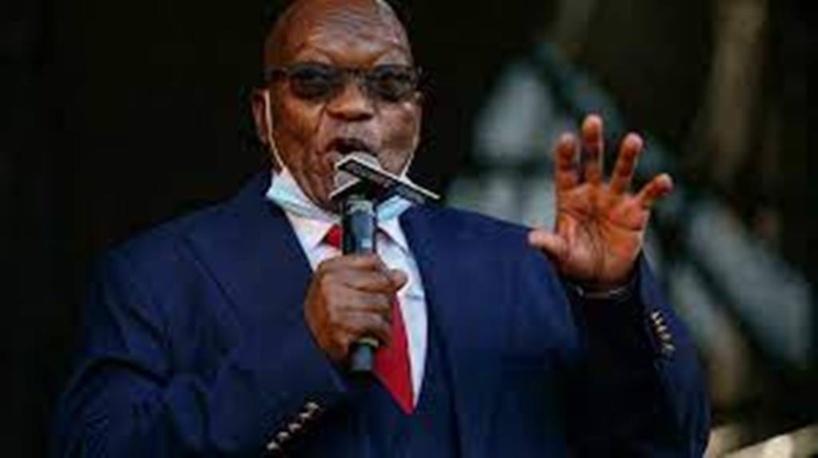 Afrique du Sud : censé se rendre à la police, l'ancien président Jacob Zuma tergiverse Afrique du Sud : censé se rendre à la police, l'ancien président Jacob Zuma tergiverse