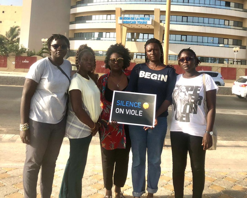 Aminata Libain Ndiaye (en teeshirt noir) et quatre de ses camarades féministes lundi dernier devant les locaux de la Maison de la Presse où Cheikh Yérim Seck devait faire face à la presse avant de reporter à la dernière minute
