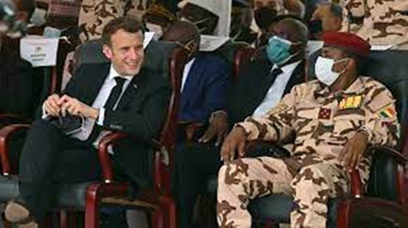 La discrète rencontre entre le président français Macron et son homologue tchadien Mahamat Déby La discrète rencontre entre le président français Macron et son homologue tchadien Mahamat Déby