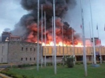 Les flammes ont ravagé une bonne partie de l'aéroport avant d'être maîtrisées en milieu de matinée ce marcredi 7 août 2013. Reuters