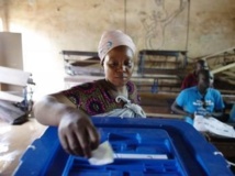 Une électrice malienne vote à Bamako, lors du second tour de l'élection présidentielle, le 11 août 2013. Reuters / Penney