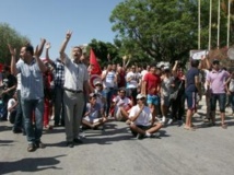 A Tunis, les manifestants scandent des slogans contre le parti Ennahda devant l'Assemblée nationale, le 27 juillet 2013. AFP PHOTO / YAHYA GABOUS