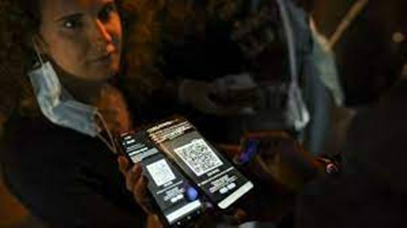 Amende, isolement, licenciement: l'exécutif français durcit le ton face au Covid-19