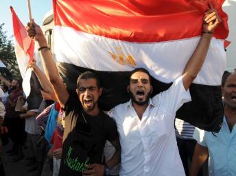 A Tunis, des manifestants, pour la plupart proches du parti Ennahda, ont dénoncé ce mercredi 14 août la répression militaire en Egypte. AFP PHOTO / FETHI BELAID