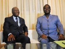 Le président de la Côte d'Ivoire, Alassane Ouattara (à g.) et Henri Konan Bédié, chef du PDCI, lors d'une rencontre à Abidjan, en novembre 2012. AFP PHOTO/ SIA KAMBOU