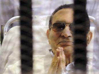 Hosni Moubarak à son audience le 13 avril 2013 au Caire. REUTERS/Stringer