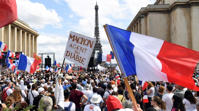 En France, 161 000 manifestants défilent contre le passe sanitaire