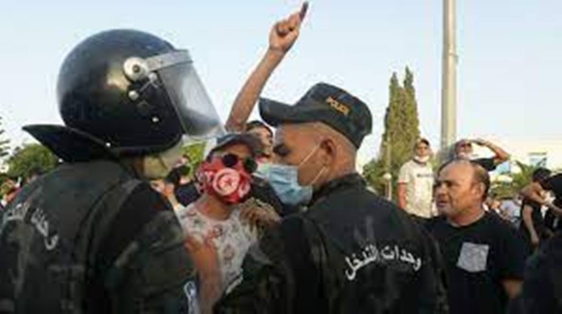 Tunisie : des affrontements devant le Parlement après sa suspension Tunisie : des affrontements devant le Parlement après sa suspension