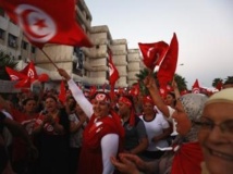 Des manifestants hostiles au gouvernement agitent le drapeau de la Tunisie le 24 août 2013. REUTERS/Anis Mili