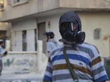 Un militant syrien dans la banlieue est de Damas, où une attaque chimique aurait eu lieu mercredi 21 août 2013. REUTERS/Bassam Khabieh