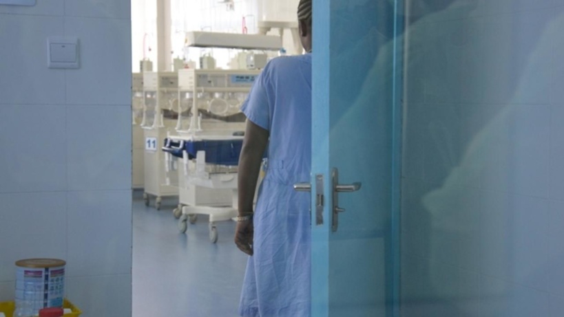 Fraîchement sortie de maternité, elle est heurtée par un Jakarta, qui tue son bébé sur le coup