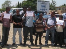 Manifestation devant le siège de la représentantion du HCR à Bujumbura, lundi 26 août 2013. RFI/Esdras Ndikumana