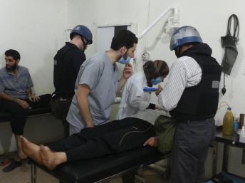 Les inspecteurs des Nations unies se sont rendus dans un hôpital de la banlieue de Damas pour visiter des personnes touchées par une présumée attaque à l'arme chimique, le 26 août 2013. REUTERS/Abo Alnour Alhaji