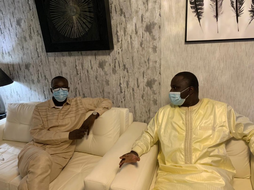 Ousmane Sonko chez Déthié Fall pour lui présenter ses condoléances suite au décès de sa belle-mère Ousmane Sonko chez Déthié Fall pour lui présenter ses condoléances suite au décès de sa belle-mère
