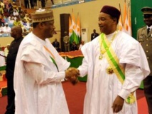 Le président Issoufou (d) et Hama Amadou, président à l'issue d'une cérémonie religieuse,à Niamey, le 7 avril 2011. AFP / BOUREIMA HAMA