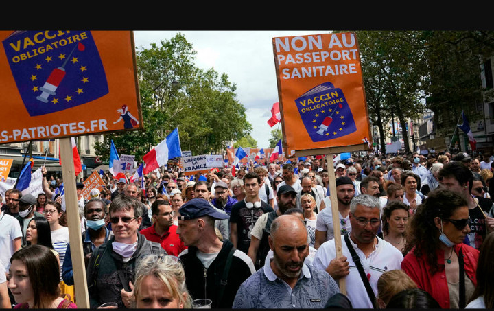 France: des milliers de personnes de nouveau dans les rues contre le «pass sanitaire»