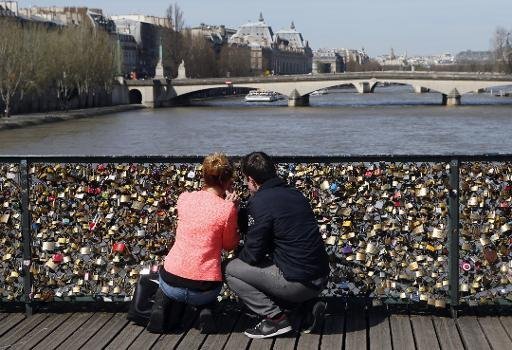 Les "cadenas d'amour" des ponts parisiens victimes de leur succès