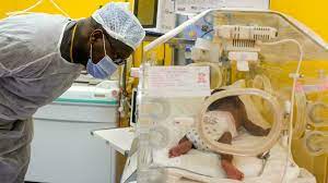À la rencontre des nonuplés maliens, trois mois après leur naissance au Maroc
