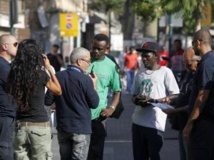 Contrôle d’identité de migrants africains par la police de l’immigration israélienne dans les rues de Tel Aviv, le 11 juin 2012. REUTERS/Baz Ratner