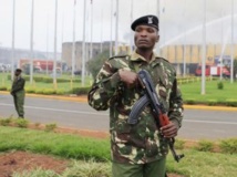 Officier de police kenyan en uniforme devant l'aéroport de Nairobi, le 7 août 2013. REUTERS/Noor Khamis