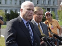 Les sénateurs John McCain (g) et Lindsey Graham après leur rencontre avec Barack Obama, lundi 2 septembre 2013. REUTERS/Mike Theiler
