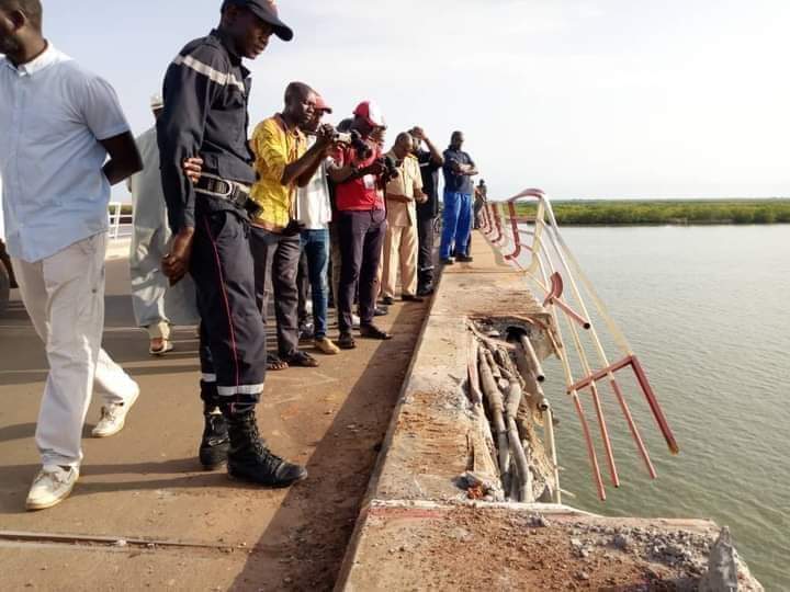 Ziguinchor: un camion se renverse au pont Émile Badiane, le chauffeur porté disparu