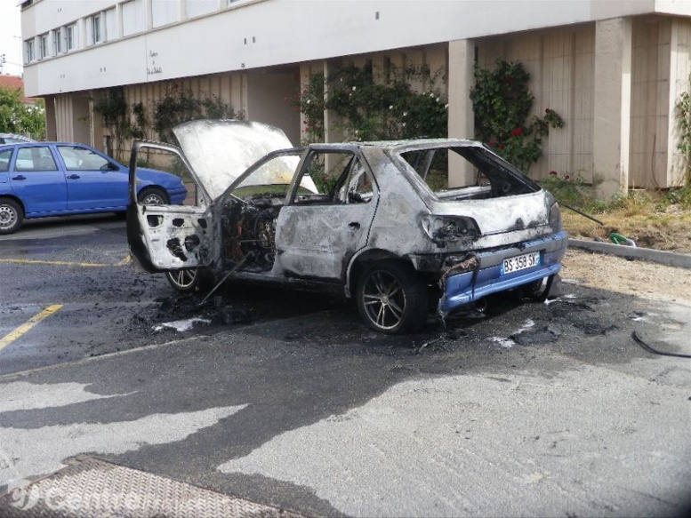 Autoroute à péage : une Peugeot prend feu, la conductrice n'a eu que le temps de s'extirper pour ne pas...