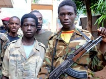 Jeunes combattants de la Seleka, à Bangui, le 25 juillet 2013. AFP PHOTO / XAVIER BOURGOIS