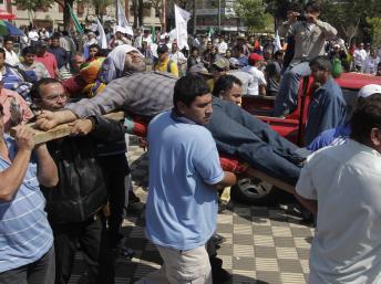 Des chauffeurs de bus paraguayens se sont crucifiés pour protester contre leur licenciement. EUTERS/Jorge Adorno
