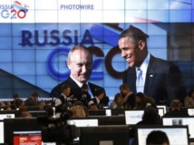 Barack Obama et l'hôte du sommet du G20, Vladimir Poutine, le 5 septembre, sur l'écran géant de la salle de presse du G20. REUTERS/Grigory Dukor