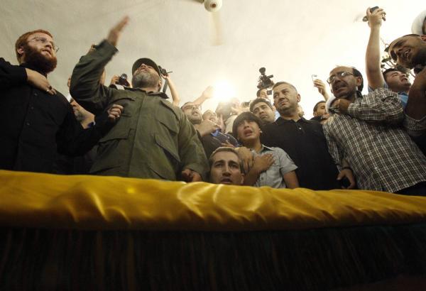 Des supporters du Hezbollah accompagnent l'un des leurs, mort à Qousseir (Syrie), lors de funérailles organisées le 22 mai à Sidon, au Sud-Liban. REUTERS/Ali Hashisho