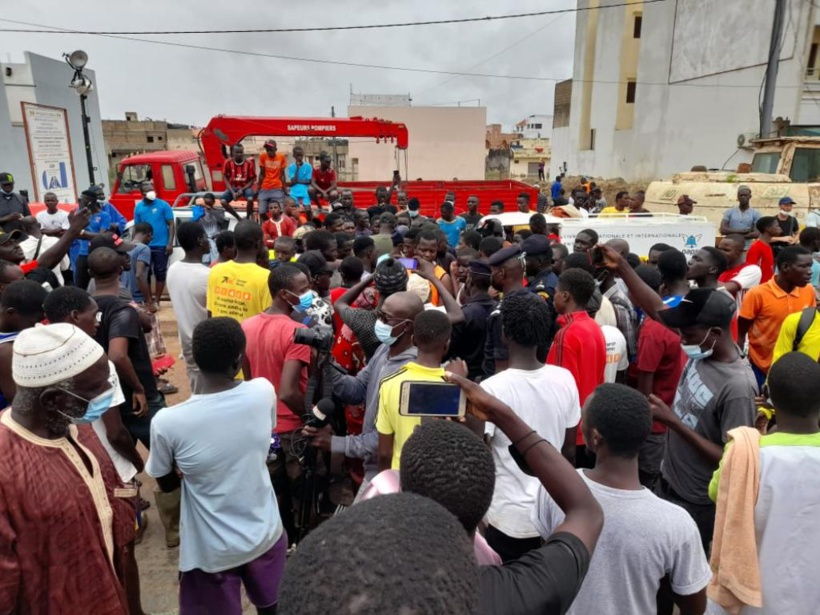 inondations : exaspérés, les jeunes de Keur Massar bloquent la circulation inondations : exaspérés, les jeunes de Keur Massar bloquent la circulation