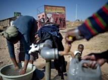 Absence d'eau courante, de sanitaires, d'électricité, habitat précaire : les habitants de certains quartiers de Soweto vivent dans des conditions difficiles. Diepkloof, le 3 juillet 2013. AFP/Odd Andersen