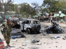Un soldat somalien devant les décombres du restaurant détruit dans un attentat qui a fait 18 morts, à Mogadiscio le 7 septembre dernier. REUTERS/Feisal Omar