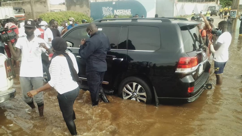 Images - Le ministre Antoine Diom sous les eaux avec ses bottes à Thiaroye Azur 