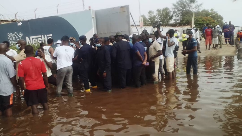 Images - Le ministre Antoine Diom sous les eaux avec ses bottes à Thiaroye Azur 