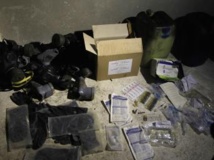 Des produits chimiques et des masques à gaz dans un entrepôt dans le quartier de Jobar, le 24 août 2013. REUTERS/Khaled al-Hariri