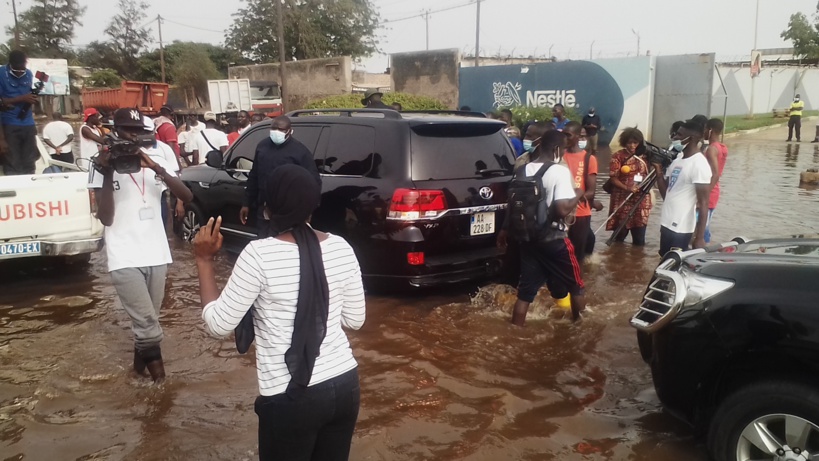 Ré-déclenchement du Plan Orsec: les images de la visite de Antoine Félix Diome dans la banlieue Ré-déclenchement du Plan Orsec: les images de la visite de Antoine Félix Diome dans la banlieue