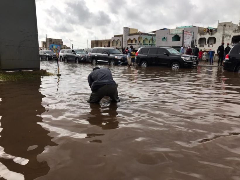 Ré-déclenchement du Plan Orsec: les images de la visite de Antoine Félix Diome dans la banlieue Ré-déclenchement du Plan Orsec: les images de la visite de Antoine Félix Diome dans la banlieue