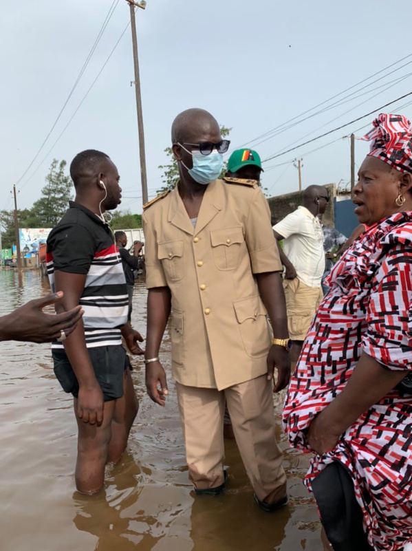 Ré-déclenchement du Plan Orsec: les images de la visite de Antoine Félix Diome dans la banlieue Ré-déclenchement du Plan Orsec: les images de la visite de Antoine Félix Diome dans la banlieue