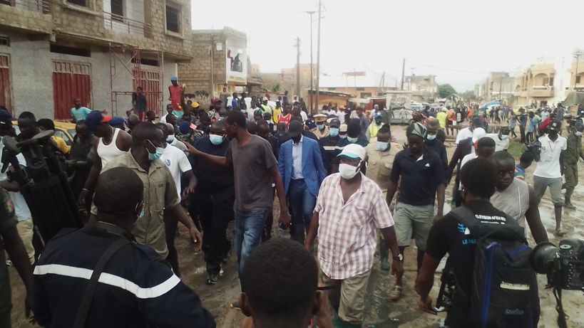 Ré-déclenchement du Plan Orsec: les images de la visite de Antoine Félix Diome dans la banlieue Ré-déclenchement du Plan Orsec: les images de la visite de Antoine Félix Diome dans la banlieue