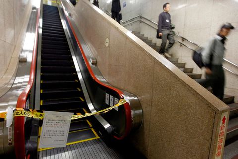Attaque à l'acide dans le métro de Tokyo: deux blessés, un suspect recherché
