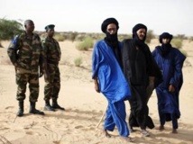 Des soldats maliens à côté de touaregs. MALI-UN/ REUTERS/Joe Penney/Files