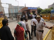 Des Indiens sont venus écouter la sentence du juge concernant les 4 hommes reconnus coupables du viol de la jeune étudiante dans un bus de New Delhi. REUTERS/Adnan Abidi