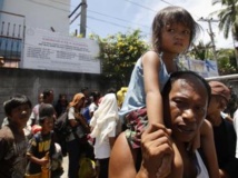 70 000 personnes ont été déplacés à la suite des combats entre le MNLF et les forces philippine à Zamboanga , dans le sud Philippines REUTERS/Erik De Castro
