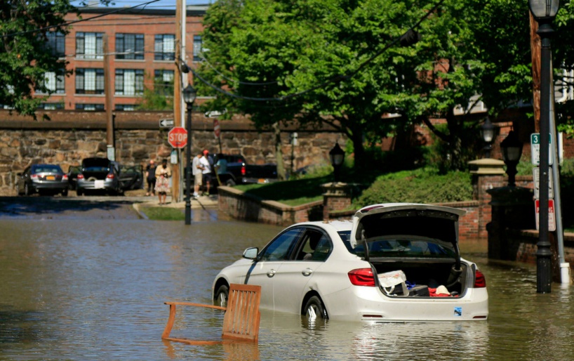 Une voiture encore sous les eaux à Mamaroneck dans l'État de New York ce jeudi 2 septembre après les pluies diluviennes de la tempête Ida. © Julie Jacobson/AP