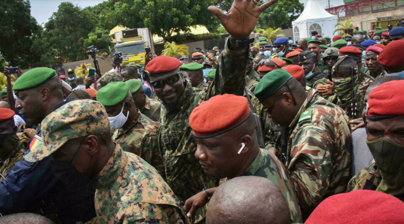 Coup d’État en Guinée: les premières passations de pouvoir ont eu lieu Coup d’État en Guinée: les premières passations de pouvoir ont eu lieu